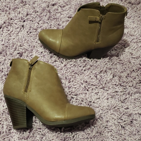 Brown Booties Rampage - Picture 2 of 6